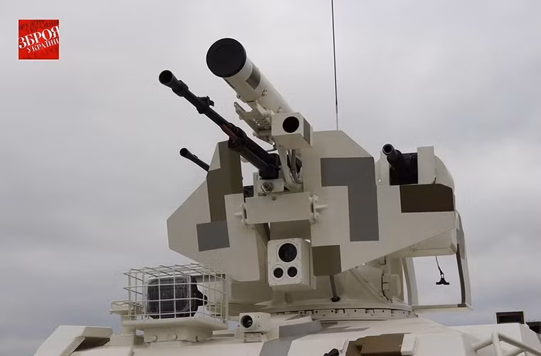 Hệ thống vũ khí chính của Dozor-B là gồm bộ đôi súng máy 12.7mm, 7.62mm, súng phóng lựu tự động 30mm và một tên lửa chống tăng dẫn đường.