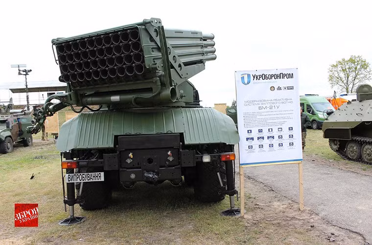 Trên thực tế nó chỉ là một biến thể nâng cấp của tổ hợp pháo phản lực phóng BM-21 do Liên Xô phát triển, với trọng lượng khoảng 20 tấn và có kíp chiến đấu 6 binh sĩ.