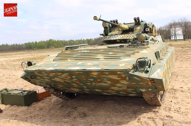 Phát biểu trong lễ khai mạc triển lãm an ninh, Tổng thống Ukraine Petro Poroshenko cho rằng các loại vũ khí tiên tiến đang được Ukroboronprom phát triển sẽ giúp Quân đội Ukraine đẩy nhanh tốc độ hiện đại hóa trang bị. Trong ảnh là biến thể nâng cấp xe chiến đấu bộ binh BMP-2 của Ukroboronprom với tháp pháo tự động ZTM-1 30mm điều khiển từ xa.