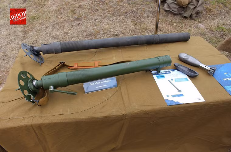 Trong ảnh là mẫu cối siêu nhẹ 60mm của Ukraine do nhà máy chế tạo vũ khí Mayak phát triển với trọng lượng chỉ 8kg và có tầm bắn lên đến 3.5km.