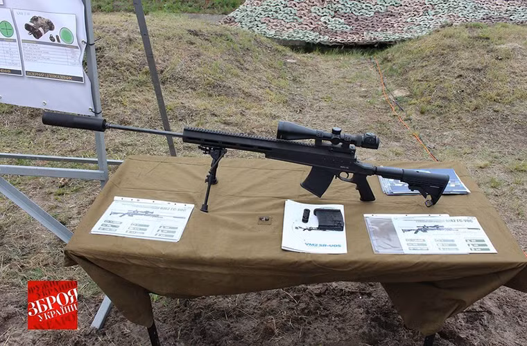 Tại triển lãm an ninh ở Divychky, Ukroboronprom cũng giới thiệu một loạt mẫu khí hạng nhẹ và phương tiện bay không người lái dành cho Quân đội Ukraine. Tuy nhiên các mẫu vũ khí này vẫn mang đậm thiết kế của Liên Xô trước đây. Trong ảnh là mẫu súng trường bắn tỉa VM2 MP-UOS sử dụng đạn tiêu chuẩn 7.62x54mm của Ukraine.