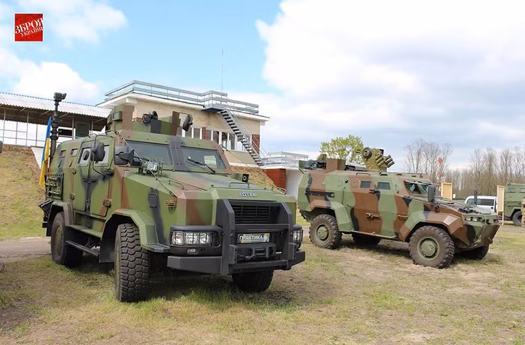 Bộ đôi xe bọc thép chở quân Kozak-2 và Triton của Quân đội Ukraine.