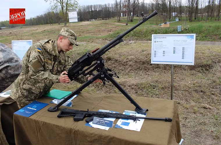 Bên cạnh nó là mẫu súng máy hạng nhẹ KTM 7.62mm do Ukroboronprom phát triển.