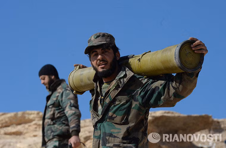 Nụ cười của một binh sĩ Syria sau khi kết thúc chiến dịch giải phóng Al-Qaryatayn. Nguồn ảnh: Ria Novosti