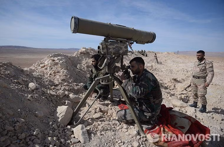 Trong ảnh là một binh sĩ Syria với tên lửa chống tăng dẫn đường 9M133 Kornet tại Al-Qaryatayn. Nguồn ảnh: Ria Novosti