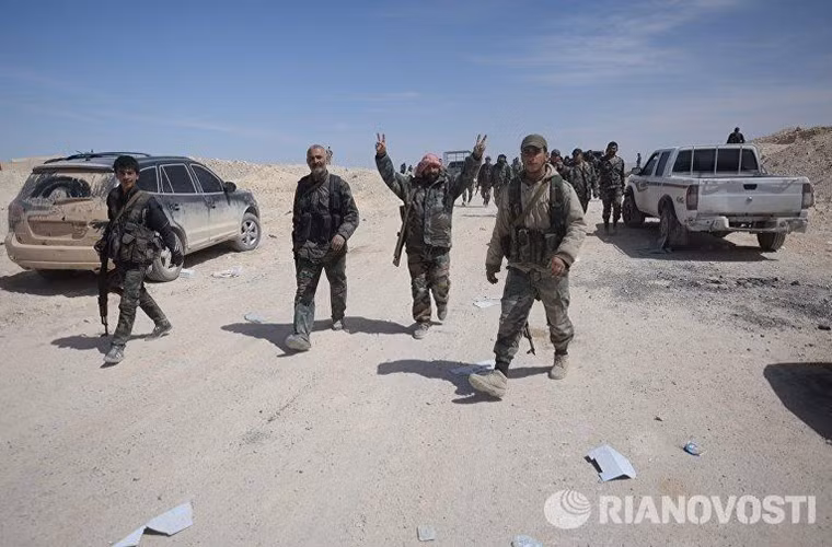 Theo hãng thông tấn Ria Novosti đưa tin cho hay, hôm 4/4 các cánh quân đầu tiên thuộc Quân đội chính phủ Syria đã tiến vào tiếp quản vào thành phố Al-Qaryatayn nằm sâu trong sa mạc Syria sau nhiều năm bị IS chiếm đóng. Và đây là thành phố thứ hai mà Quân đội chính phủ Syria dành lại được sau chiến thắng tại Palmyra. Nguồn ảnh: Ria Novosti