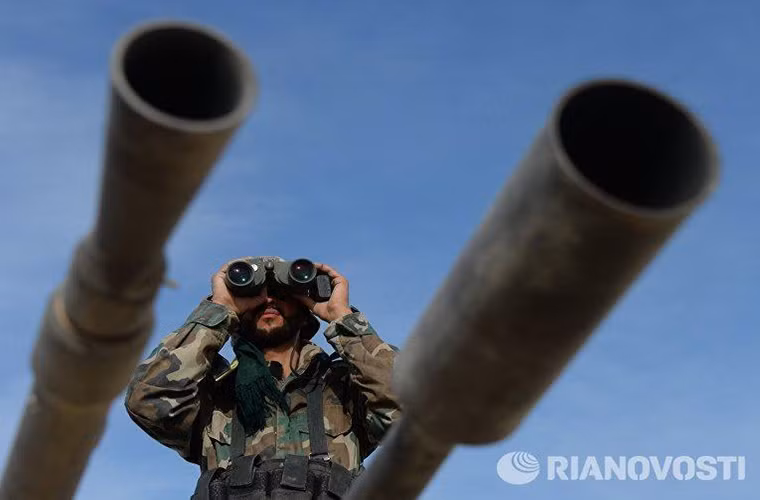 Các đợt giao tranh bên trong thành phố Al-Qaryatayn đã hoàn toàn chấp dứt sau khi IS bị đánh bật ra khỏi đây, các đơn vị công binh Syria cũng bắt đầu dọn dẹp bom mìn tại Al-Qaryatayn vì trước khi rút đi IS đã chôn hàng trăm quả mìn trên các tuyến đường chính dẫn vào thành phố. Nguồn ảnh: Ria Novosti