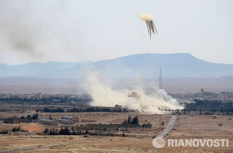 Hình ảnh Quân đội chính phủ Syria tiêu diệt các mục tiêu của IS ở bên ngoài Al-Qaryatayn với sự hổ trợ của lực lượng pháo binh và Không quân Nga. Nguồn ảnh: Ria Novosti