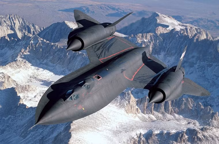 SR-71 cũng sử dụng một loại nhiên liệu máy bay đặc biệt có tên JP-7 với đặc tính có độ đốt cháy nhanh, tuy nhiên giá thành của loại nhiên liệu cũng không hề rẻ khi nó ngốn của SR-71 từ 24.000-27.000 USD cho một giờ hoạt động.