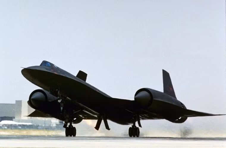 SR-71 được Tập đoàn Lockheed (tiền thân của Lockheed Martin) và Skunk Works hợp tác phát triển từ đầu những năm 1960 theo đơn đặt hàng của Bộ Quốc phòng Mỹ. Nó hoạt động liên tục trong suốt 26 năm từ năm 1964 cho đến khi nghỉ hưu vào năm 1990. Sau đó SR-71 tiếp tục được Cơ quan hàng không vũ trụ Mỹ NASA sử dụng trong các hoạt động thử nghiệm.