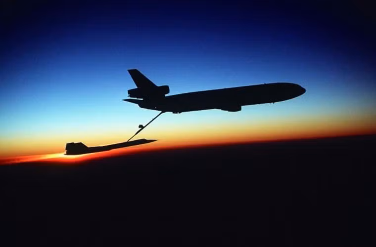 Mức tiêu hao nhiên liệu quá lớn của SR-71 cũng là một vấn đề của dòng máy bay này và để tăng tầm hoạt động nó thường đi kèm với một máy bay tiếp nhiên liệu trên không.