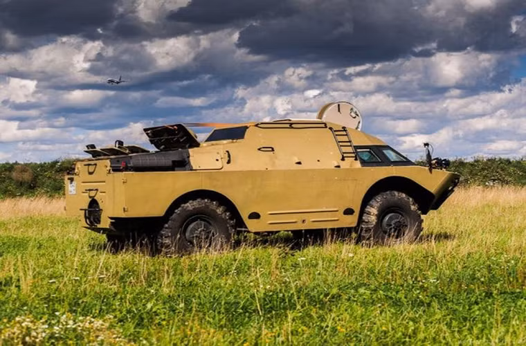 Về thiết kế, phiên bản xe bọc thép BRDM-2 nâng cấp này loại bỏ hoàn toàn tháp pháo 14.5mm trên phiên bản BRDM-2 trước đó, tuy nhiên bù lại không gian bên xe cũng được mở rộng tăng diện tích cho kíp lái. Về khoảng trống vũ khí nó có thể được bù đắp bằng tổ hợp vũ khí tự động điều khiển từ xa hoặc súng máy hạng nhẹ.