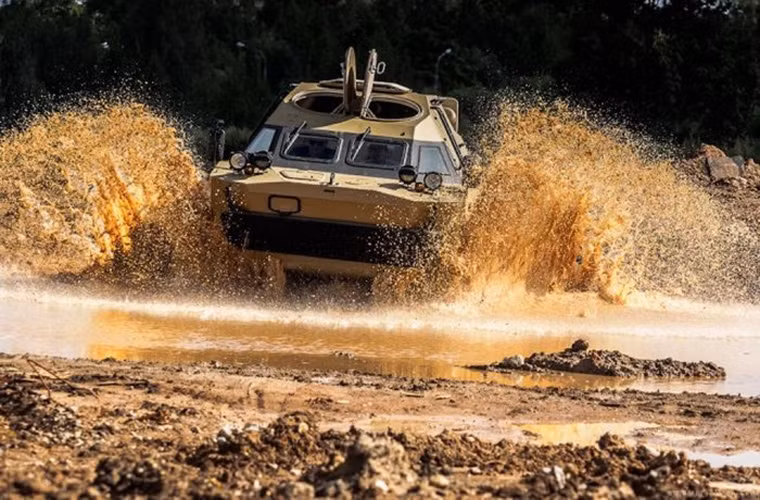 Dù vậy biến thể BRDM-2 này vẫn có một số hạn chế như hệ thống động cơ không được nâng cấp vẫn là động cơ xăng GAZ-41 có công suất chỉ 140 mã lực. Ngoài ra cửa mở trên nóc xe bố trí không được hợp lý so với nguyên mẫu.