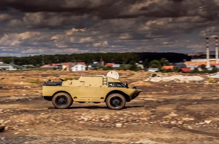 Ngoài tháp pháo, vị trí lái của BRDM-2 cũng được thay đổi cửa sập quan sát bằng thép được thay thế bằng cửa kính chống đạn chạy dọc buồng lái của xe giúp tăng tối đa tầm quan sát của lái xe cũng như kíp chiến đấu bên trong.