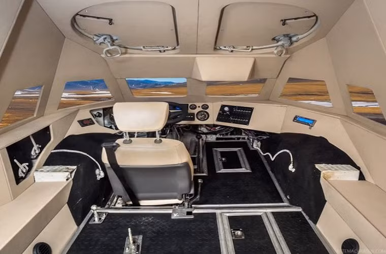 Cận cảnh nội thất BRDM-2 sau nâng cấp với không gian khá thoáng và cụm kính quan sát mới cho phép lái xe có góc nhìn bao quát hơn.