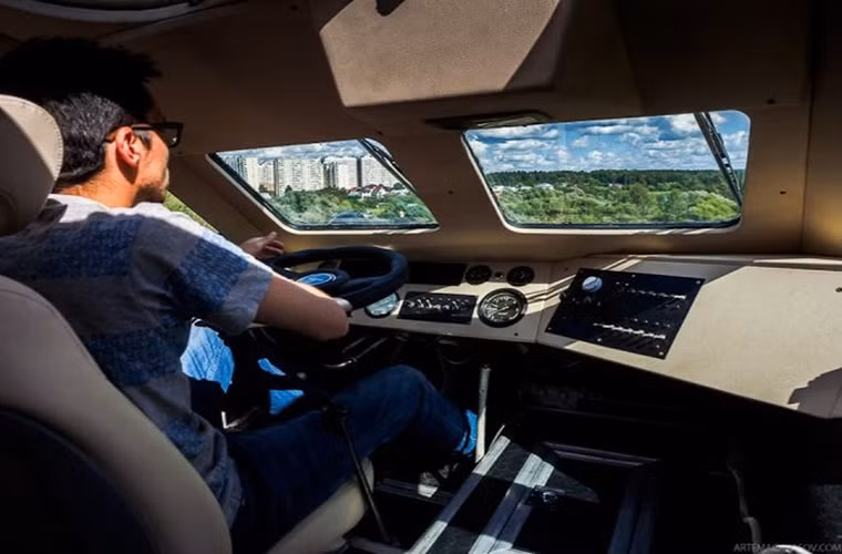 Theo thiết kế tiêu chuẩn một chiếc BRDM-2 có thể chở theo tối đa bốn người gồm một lái xe, chỉ huy xe và hai xạ thủ, con số này có thể được mở rộng nếu như loại bỏ tháp pháo chính.