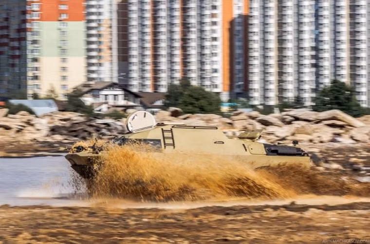 Với động cơ 140 mã lực BRDM-2 có tốc độ di chuyển tối đa là 100km/h và 10km/h khi vượt nước, tầm hoạt động của nó là 750km.