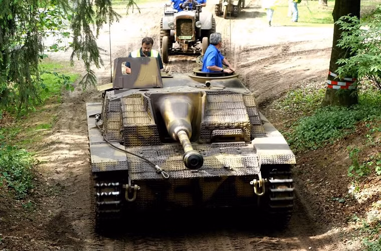 Cùng với đó là pháo tự hành Sturmgeschütz III, bộ đôi này luôn xuất hiện trong các kỳ sự kiện Militracks Overloon.