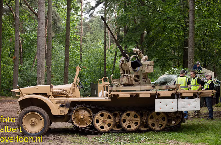 Xe phòng không tự hành Sd Kfz 10 half-track với pháo 20mm Flak 38 được quân Đức sử dụng khá phổ biến trong Chiến tranh Thế giới thứ 2.