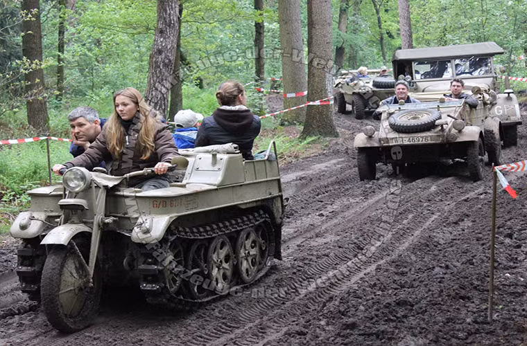 Trong ảnh là các du khách tham gia Militracks Overloon lái thử những chiếc Volkswagen Kübelwagen và SdKfz 2 xung quanh khuôn viên của Overloon với chiều dài hơn 1.6km.