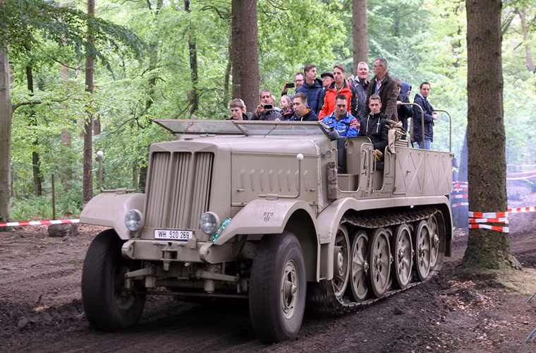 Half-track lớn nhất của Đức trong CTTG 2 là xe vận tải hạng nặng Sd.Kfz. 9 với trọng lượng lên tới 18 tấn. Du khách tham gia Militracks Overloon sẽ có cơ hội dạo một vòng quanh bảo tàng với chiếc Sd.Kfz. 9 này.