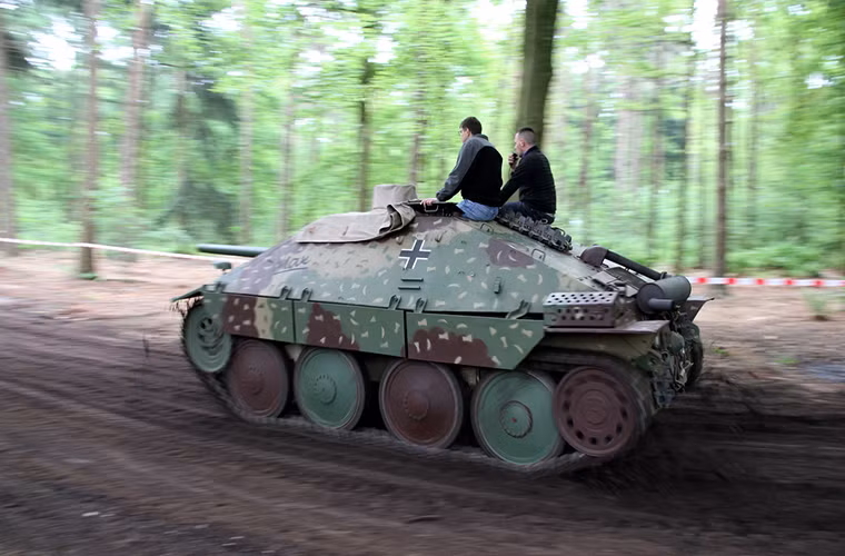 Màn trình diễn của pháo tự hành chống tăng Jagdpanzer 38 tại Militracks Overloon, nó là một trong những chiếc xe tăng hiếm hoi còn khả năng hoạt động ở Bảo tàng Overloon.