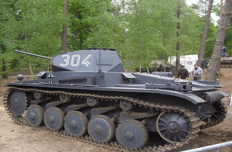 Trong ảnh là xe tăng hạng nhẹ Panzer II - một trong những dòng xe tăng giúp quân Đức thành công với học thuyết quân sự Blitzkrieg (chiến tranh chớp nhoáng) trong giai đoạn đầu của Chiến tranh Thế giới thứ 2.