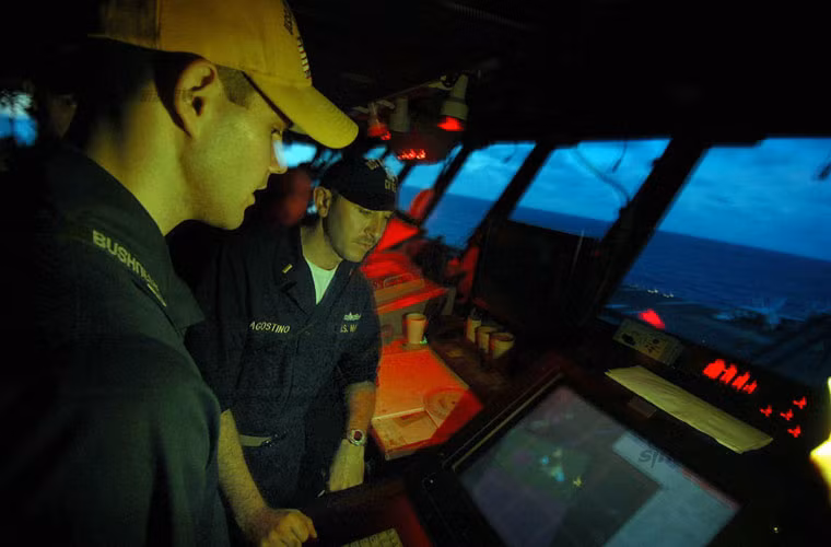 Nếu các tiêm kích hạm trên tàu sân bay Mỹ có thể xuất kích, chúng sẽ gặp phải một sát thủ ghê gớm là hệ thống tên lửa phòng không tiên tiến S-400, với phạm vi tấn công xa đến 400km và sắp tới là hệ thống S-500 với tầm phóng tới 600km.