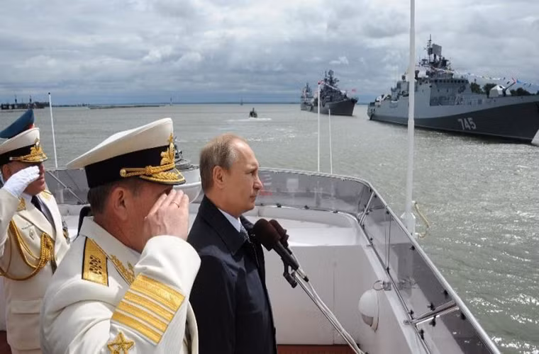 Theo hãng thông tấn Sputnik, chỉ sau hơn 1 thập kỷ hiện đại hóa Hải quân Nga đã đạt được những thành tựu mà không phải nước này cũng có thể làm được. Với việc “trẻ hóa” biên đội tàu chiến của các hạm đội và tái cấu trúc lại lực lượng hải quân đã giúp Nga nhanh chóng dành lại được vị thế của mình trên biển. Và dưới đây là 13 tàu chiến được Sputnik đánh giá là gương mặt mới của Hải quân Nga.