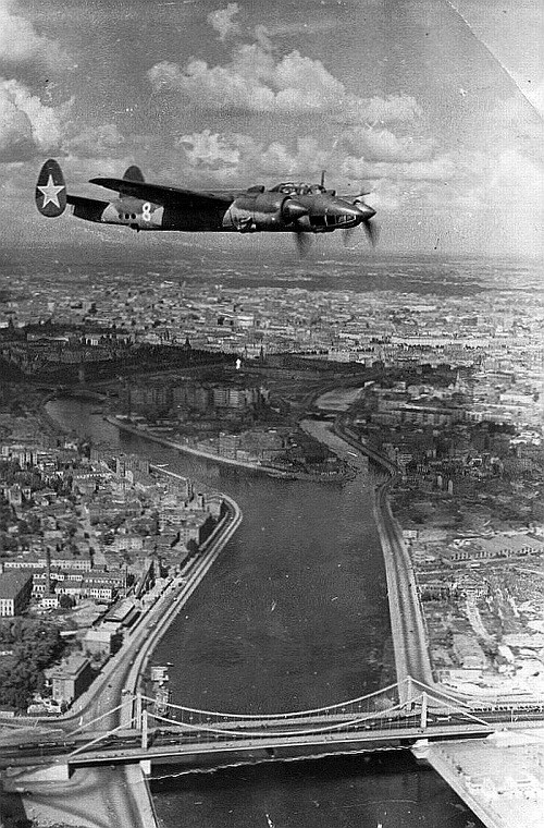  Máy bay ném bom Tu-2 gần như là một mẫu chiến đấu cơ đa năng của Liên Xô lúc đó khi nó có thể thực hiện nhiều loại nhiệm vụ nhau từ trinh sát, thả ngư lôi cho đến đánh chặn. Hệ thống vũ khí chính của Tu-2 gồm hai pháo tự động ShVAK 20mm được đặt phía trước và 3,7 tấn bom nó có thể mang theo, tuy nhiên nó vẫn còn một loại vũ khí bí mật khác vốn ít người biết tới và được sử dụng trong giai đoạn cuối cùng của cuộc chiến.