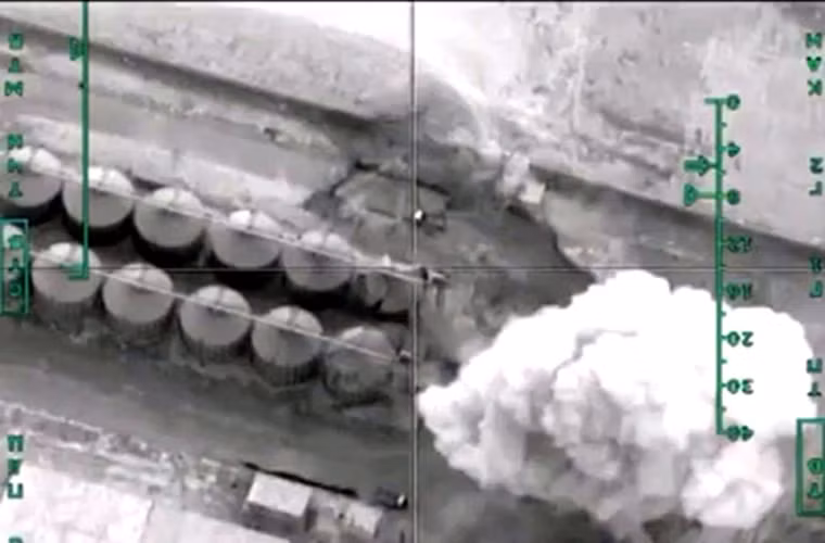 Ngoài việc tiêu diệt các mục tiêu quân sự, Không quân Nga còn phá hủy hoàn toàn nguồn cung tài chính lớn nhất của phiến quân IS thông quan việc bán dầu lậu với hàng ngàn cơ sở hạ tầng trang thiết bị dành cho việc vận chuyển dầu lậu bị phá hủy. Nguồn ảnh: Sputnik News