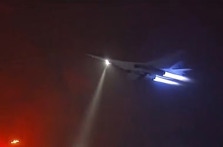 Hình ảnh một chiếc Tu-160 của Nga xuất kích trong đêm với hướng bay thẳng tới Syria từ một căn cứ không quân tại Nga. Nguồn ảnh: Sputnik News