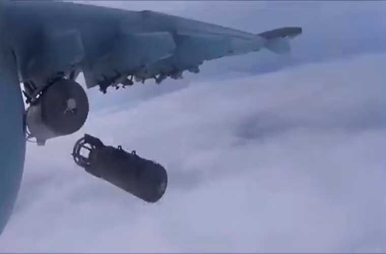 Hình ảnh một quả bom thông thường OFAB-250 được thả từ một máy bay chiến đấu Nga trong chiến dịch không kích ở Syria. Nguồn ảnh: Sputnik News