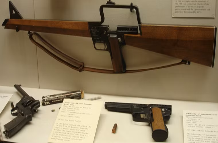 Nhưng trên thực tế thử nghiệm Gyrojet có quá nhiều nhược điểm, đặc biệt là kẹt đạn thường xuyên và hầu như vô dụng ở cự ly gần, bên cạnh đó giá thành của loại súng này không hề rẻ thậm chí những viên đạn của nó cũng đắt gấp nhiều lần so với các loại đạn súng ngắn thông thường.