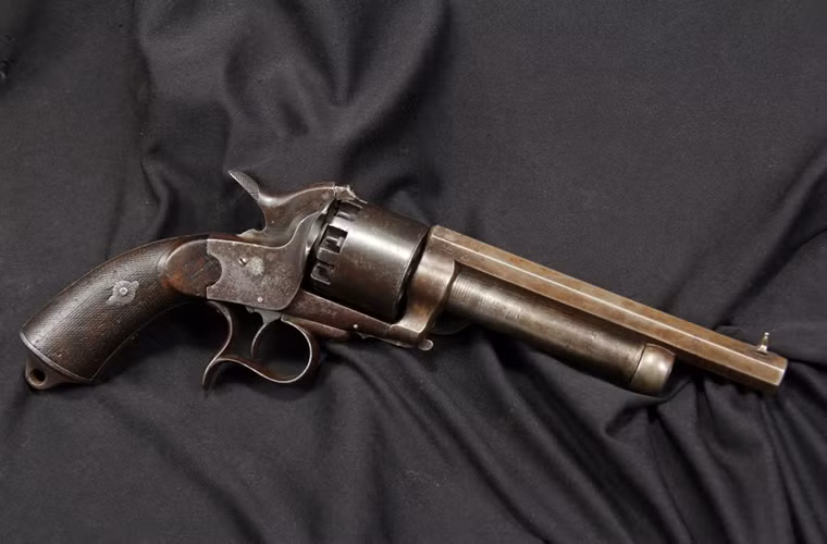 Đứng vị trí thứ 6 trong bảng xếp hạng là mẫu súng ổ quay LeMat Revolver được phát triển và sử dụng trong Nội chiến Mỹ chủ yếu phục vụ trong Liên minh miền Nam trong giai đoạn từ năm 1861 – 1865. Ý tưởng thiết kế của LeMat Revolver khá tốt khi kết hợp giữa súng lục ổ quay và súng shotgun (súng bắn đạn ghém).