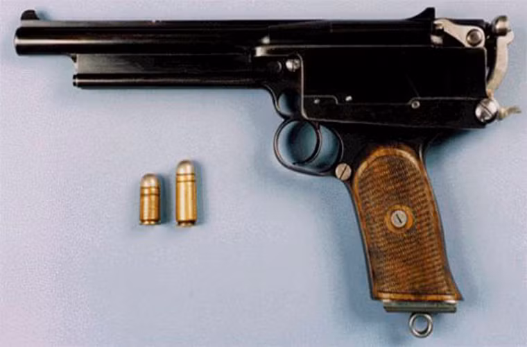 Mars Pistol là loại súng ngắn có thiết kế khá phức tạp với ưu điểm duy nhất là lên đạn tự động, nhưng nó lại không đáng tin cậy với độ giật lớn khi bắn cùng một số nhược điểm cố hữu không thể khắc phục được. Nên sau đó đã bị loại bỏ mặc dù khi đó đã có khoảng 80 khẩu được chế tạo.