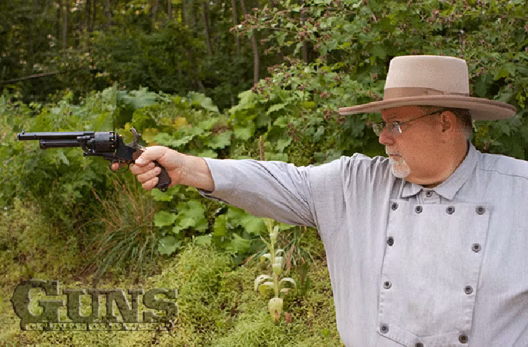 Tuy nhiên khi đưa vào trang bị thì LeMat Revolver nảy sinh khá nhiều vấn đề, nhất là chế độ bắn của súng bên cạnh đó việc kết hợp cả hai loại súng khiến nó khó sử dụng hơn. Ưu điểm lớn nhất của LeMat Revolver vẫn là việc nó được trang bị ổ đạn 9 viên với tầm bắn hiệu quả chỉ hơn 36m.