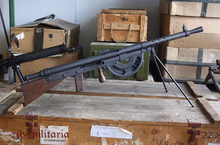 Dù sở hữu thiết kế khá độc đáo nhưng Krummlauf vẫn chưa là gì so với súng máy hạng nhẹ Chauchat do Pháp chế tạo và sử dụng trong Chiến tranh Thế giới thứ I. Đây là cũng mẫu súng tự động được sản xuất hàng loạt nhiều nhất trong Chiến tranh Thế giới thứ I. Chauchat có thiết kế khá tạo báo vào thời điểm đó với băng đạn cong gồm 20 viên nhưng hộp tiếp đạn của nó lại được gắn liền với thân súng khiến việc thay đạn cho mẫu súng máy khá khó khăn.