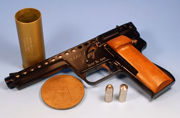 Đứng vị trí thứ 3 là mẫu súng ngắn Gyrojet - một trong những ý tưởng chế tạo vũ khí sáng tạo nhất trong lịch sử hiện đại. Khi mẫu súng ngắn này thay vì bắn đạn thông thường thì nó lại sử dụng những viên đạn đặc biệt được đẩy đi bởi một động cơ tên lửa.