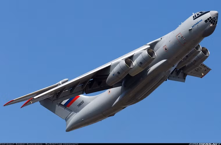 Cũng theo Bộ Quốc phòng Nga, sẽ có 71 máy bay chiến đấu tham gia duyệt binh và khoảng 40 chiếc khác tham gia công tác hậu cần và dự bị. Trong những cái tên quen thuộc tham gia duyệt binh năm nay còn sự xuất hiện một số gương mặt mới của Không quân Nga - điển hình trong số đó là máy bay vận tải quân sự hạng nặng IL-476 - biến thể hiện đại hóa của IL-76.