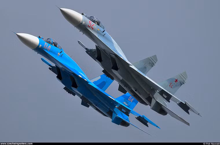 Dẫn đầu phi đội máy bay chiến đấu tiến vào quảng trường sau Su-25 sẽ là những chiếc tiêm kích Su-27SM - nền tảng tạo nên sức mạnh của bất bại của Không quân Nga hiện nay.