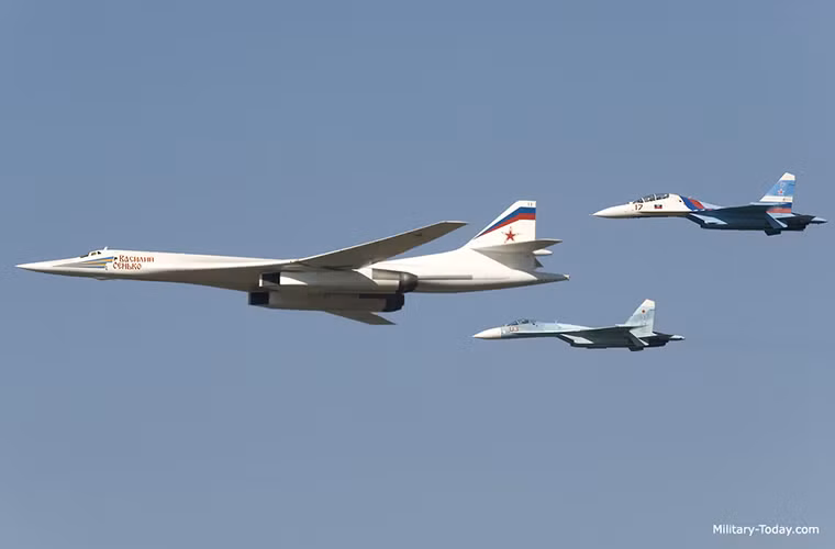 Máy bay ném bom chiến lược tầm xa Tu-160 Blackjack được hộ tống bởi hai chiếc Su-27.
