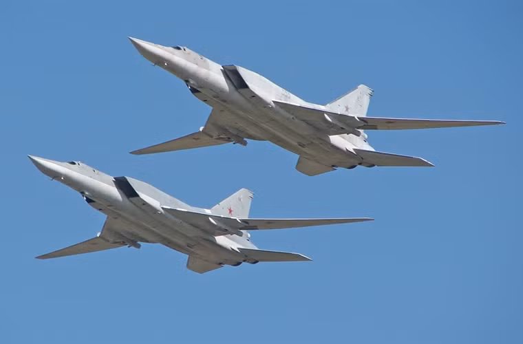 Sau cùng là lực lượng máy bay ném bom chiến lược tầm xa của Không quân Nga, đây cũng là một trong những lực lượng tham gia các chiến dịch quân sự của Nga tại Syria. Hình ảnh máy bay ném bom chiến lược tầm xa Tu-22M3 Backfire-C của Không quân Nga.