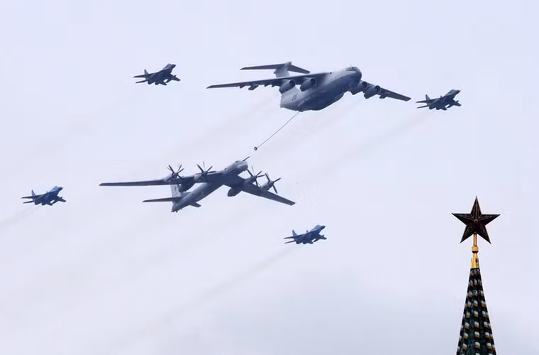 Theo thông báo của Văn phòng báo chí Bộ Quốc phòng Nga, trong lễ duyệt binh vào hôm 9/5 sắp tới sẽ có tham gia của hơn 100 máy bay quân sự các loại thuộc Không quân và Hải quân Nga. Trong đó có nhiều dòng máy bay quân sự tiên tiến mới được Không quân Nga đưa vào trang bị cách đây không lâu.