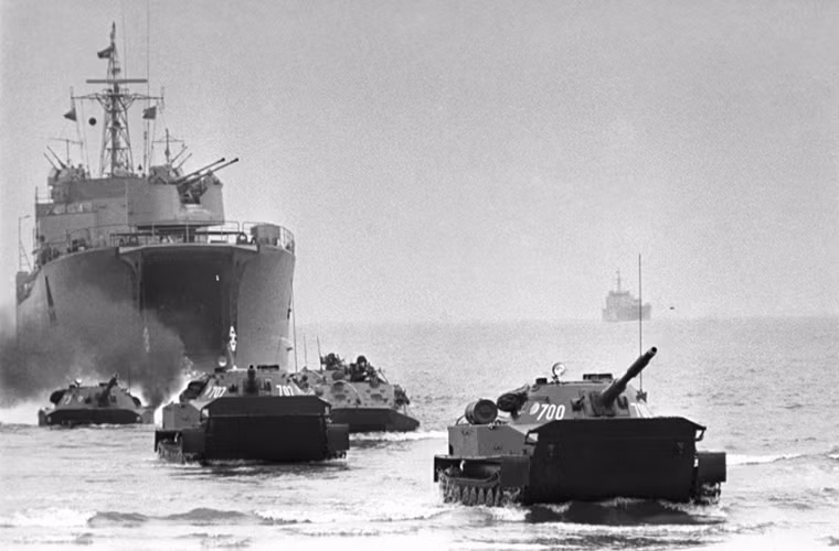 Tuy nhiên, dù sở hữu sức mạnh to lớn nhưng nội bộ của khối Warsaw hoàn toàn không cùng nhau đứng về một hướng và sự bất đồng giữa các quốc gia Đông Âu khi đó. Ngoài ra “học thuyết Brezhnev” của Liên Xô ngày càng khiến bầu không khí chính trị tại Đông Âu trở nên ngột ngạt hơn bao giờ hết.