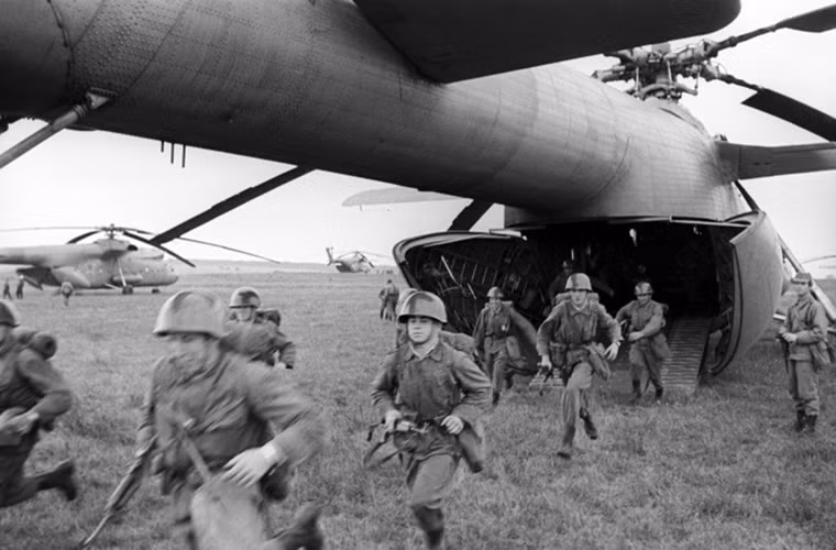 Thậm chí vào năm 1979, khối Warsaw còn thành lập cho mình một trung tâm tình báo điện tử toàn cầu bao gồm các hệ thống và trạm trinh sát điện tử được đặt khắp nơi trên thế giới. Điều này đã tác động không nhỏ đến các kế hoạch quân sự của NATO trong suốt thời Chiến tranh Lạnh.