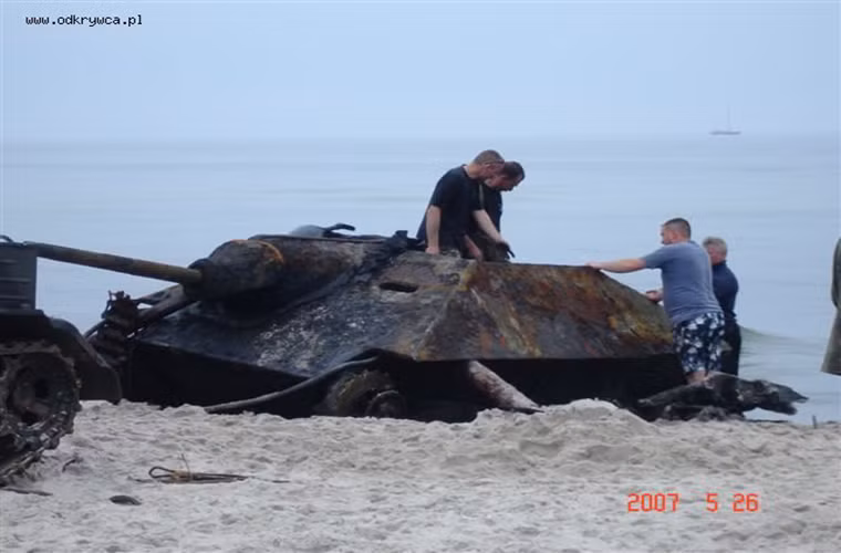  Pháo tự hành chống tăng Hetzer không sở hữu pháo lớn như các dòng pháo tự hành hạng nặng, nhưng bù lại nó có sự cơ động, nhỏ gọn dễ cất giấu cũng như ngụy trang. Giáp bảo vệ của nó cũng tốt hơn rất nhiều so với một số mẫu pháo tự hành của Đức trước đó. Còn về vũ khí chính, pháo 75mm hoàn toàn có thể bắn hạ những chiếc xe tăng hạng trung của Mỹ và Liên Xô.