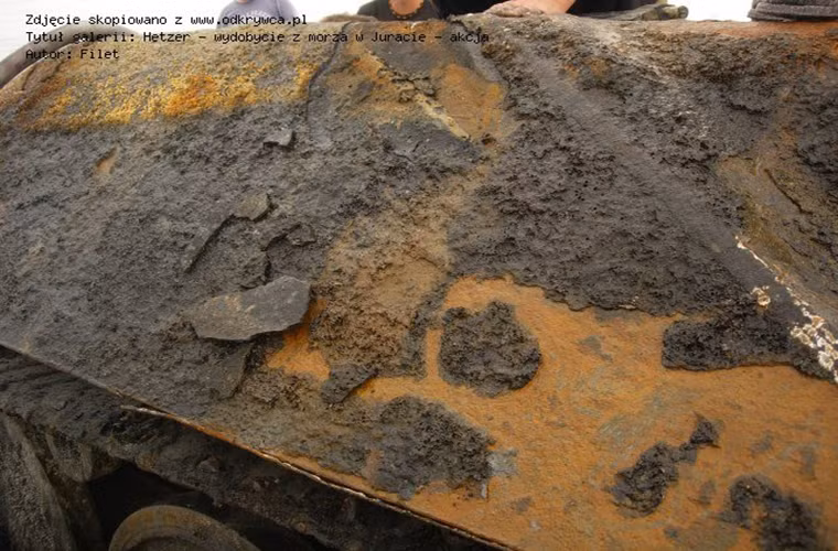 Dù nằm dưới biển hơn 65 năm nhưng lớp vỏ thép của chiếc Hetzer này vẫn gần như còn nguyên vẹn, vị trí các mối hàn trên thân xe cũng trong điều kiện tương tự và điều này sẽ giúp rất nhiều trong việc phục chế nó.