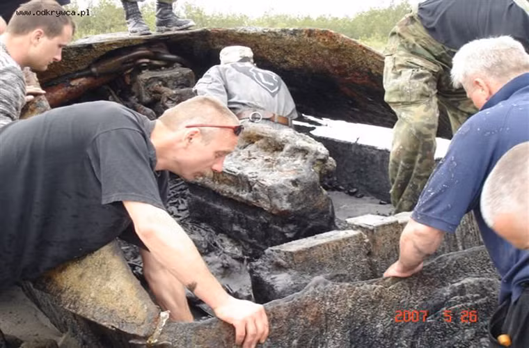 Cận cảnh bên trong “nội thất” của chiếc Hetzer được vướt lên từ vịnh Gdańsk, ta có thể thấy phần động cơ của xe đã hoàn toàn bị phá hủy bởi nước biển, trong khi đó pháo chính của xe hình dáng còn khá nguyên vẹn.