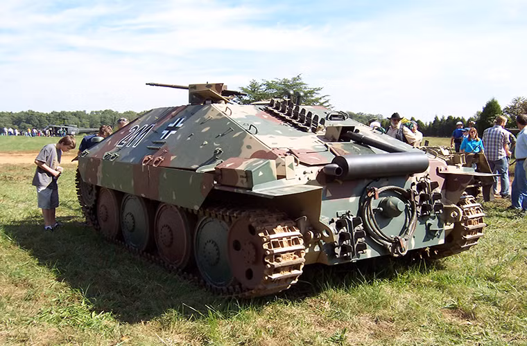 Với động cơ xăng Praga công suất 158 mã lực, tốc độ di chuyển tối đa của mẫu pháo tự hành này là 42km/h, tầm hoạt động hơn 170km.